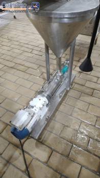 Bomba sanit�ria helicoidal de deslocamento positivo com funil de alimenta��o Netzsch